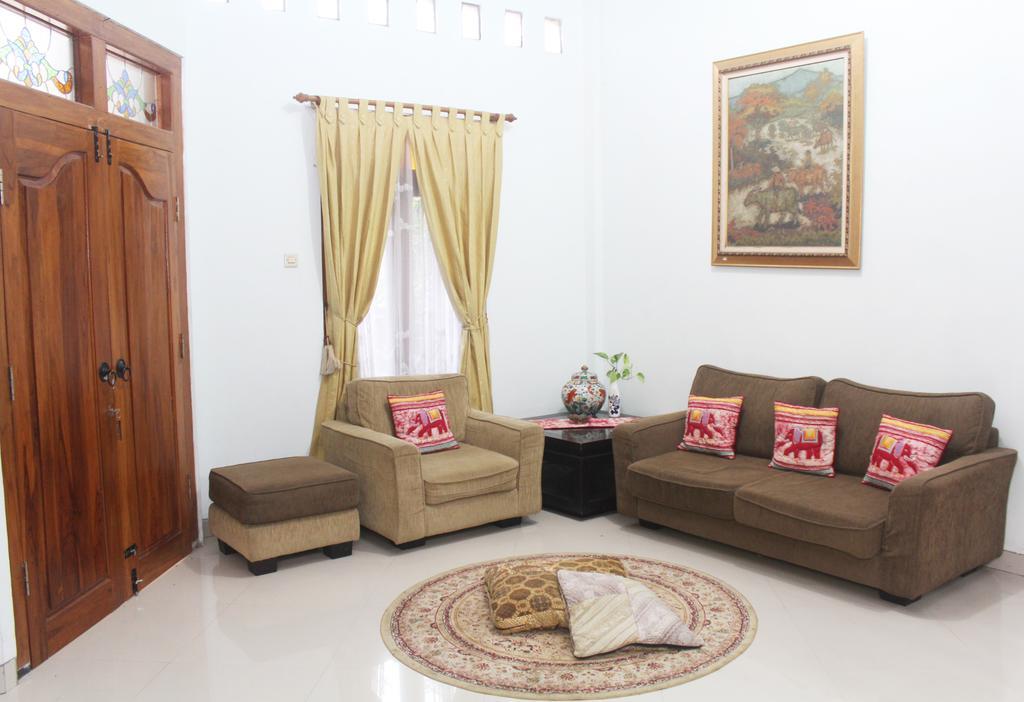 Griya Kedasih Guesthouse Джокьякарта Экстерьер фото